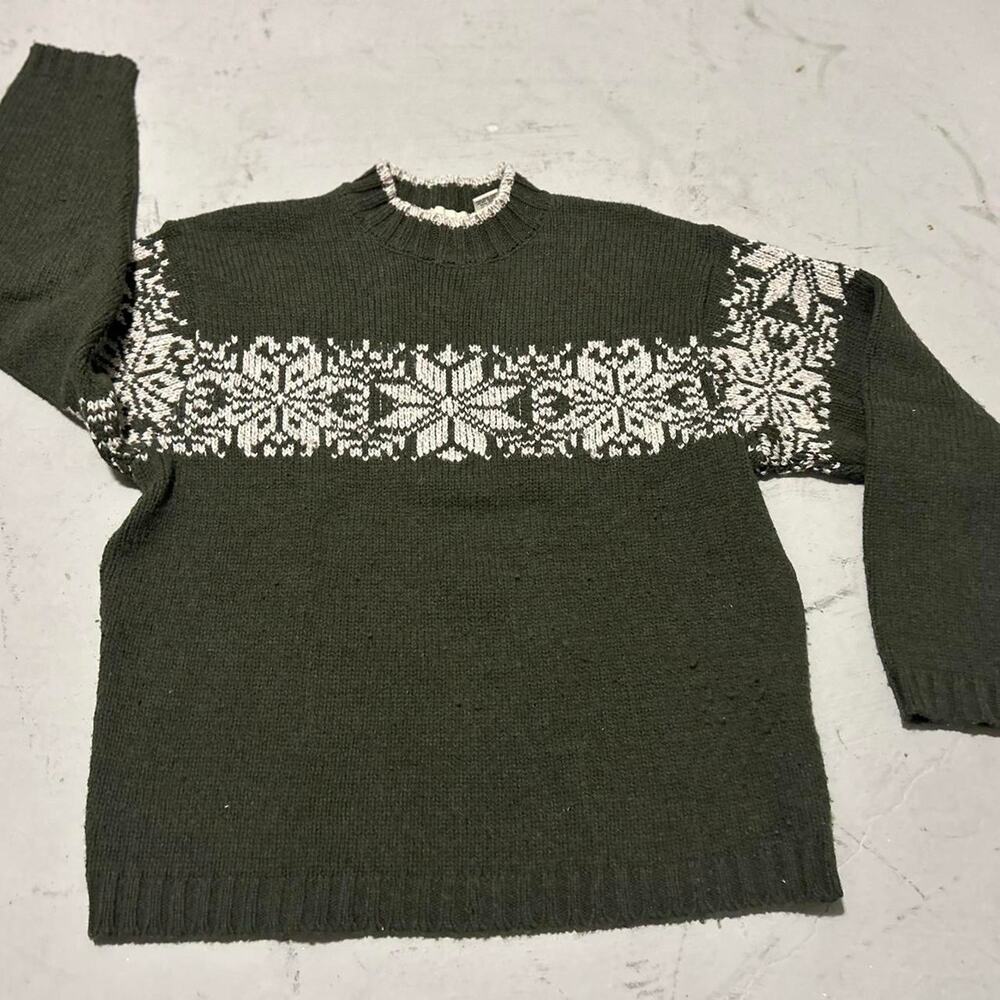 **G.H. Bass & Co Rare Chunky Knit Light Pullover Sweater with Snowflake Design